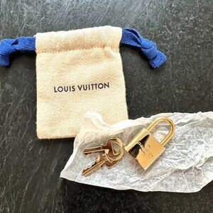 NEW LV Louis Vuitton Lock and Key - mint condition